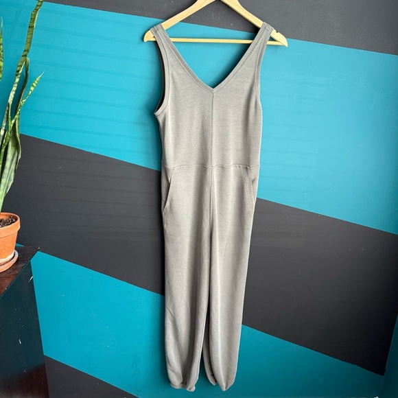 Lululemon Ease of it All V-Neck Jumpsuit
Grey Sage size 4 - Picture 4 of 16